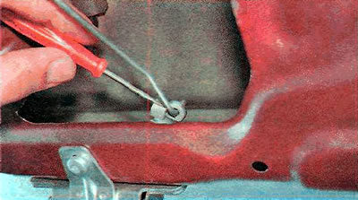 3. Using a thin slotted screwdriver, turn the lock and disconnect the rod from the lock.