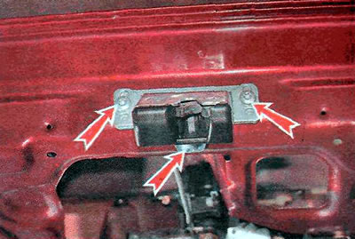 4. Using the TORX TZO key, unscrew the three mounting bolts and remove the lock.