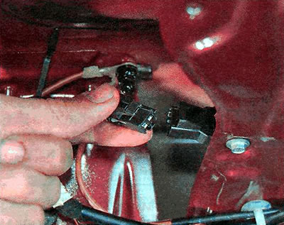 4. Disconnect the wiring harness connector from the electric drive of the lock.