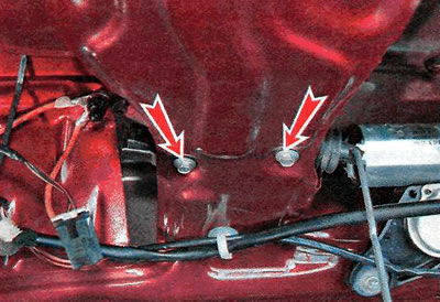 5. Using a 7 mm wrench, unscrew the two bolts securing the electric drive and remove it.