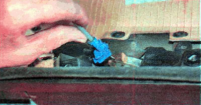 15. Deconectați suportul mantalei cablului de la ornamentul ușii.