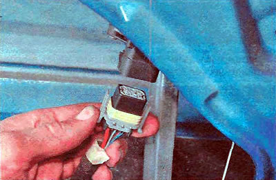 3. If electric windows are installed, disconnect the wiring harness connector from the gearmotor.
