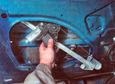 5. Remove the window regulator through the lower technological opening of the front door.