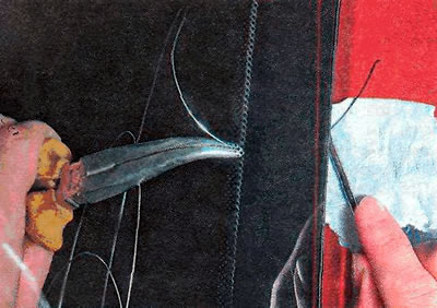 7. Користећи клешта, одрежите конопац дужине око метар. Пробушимо лепак-заптивач са канапом и…