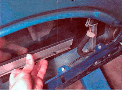 10. Odsuń szybę, odłączając jej uchwyt od suwaka mechanizmu podnoszenia szyby, a następnie wyjmij…