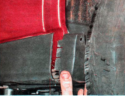 4. Pull back and remove the rear end cap of the threshold trim.