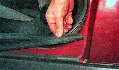 6. Pulling upwards, remove the sealing rubber from the threshold trim in the door opening.