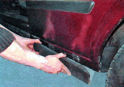 7. Pulling the threshold trim towards you, overcome the force of the holders and remove the trim.