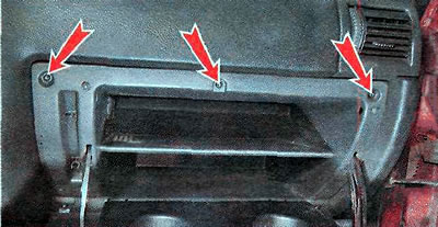 2. TORX T20 kulccsal csavarja ki a felső kesztyűtartó tartó három csavarját.