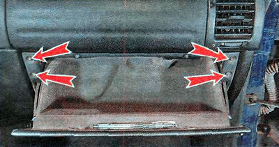2. Using a TORX T20 key, unscrew the four screws of the upper glove compartment mount.