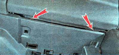 3. Using the same key, unscrew the two screws of the lower glove compartment mount.