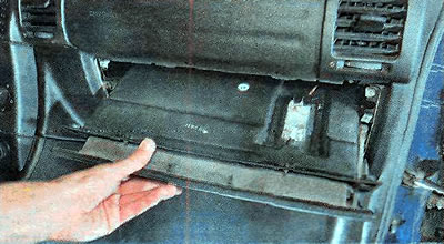4. Remove the box from the instrument panel by pulling it towards you.