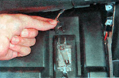 5. Disconnect the wiring harness connector for the glove box light and remove the box completely.