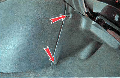 7. Using a TORX T20 key, unscrew the two screws securing the lower trim of the instrument panel.