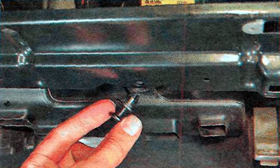 9. Remove the air duct retainer.