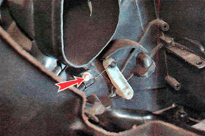8. W razie potrzeby poluzuj śrubę mocującą kabel kluczem 5,5 mm.