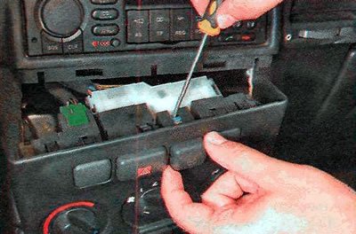 8. С помощью шлицевой отвёртки извлекаем выключатель системы Traction Control (если установлена).